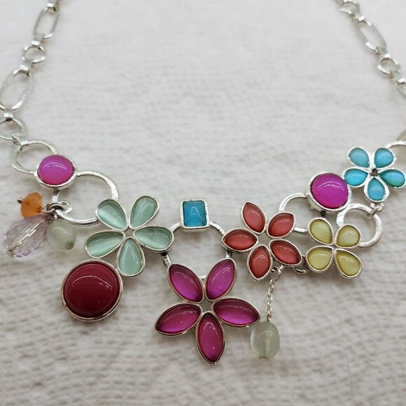 *New Low Price!* Caracol Retro Floral Necklace Set - Picture 4 of 9